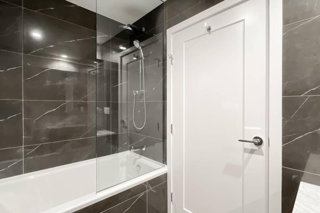 Spacious New Apartment With Working Space@Oakridge Ванкувер Экстерьер фото