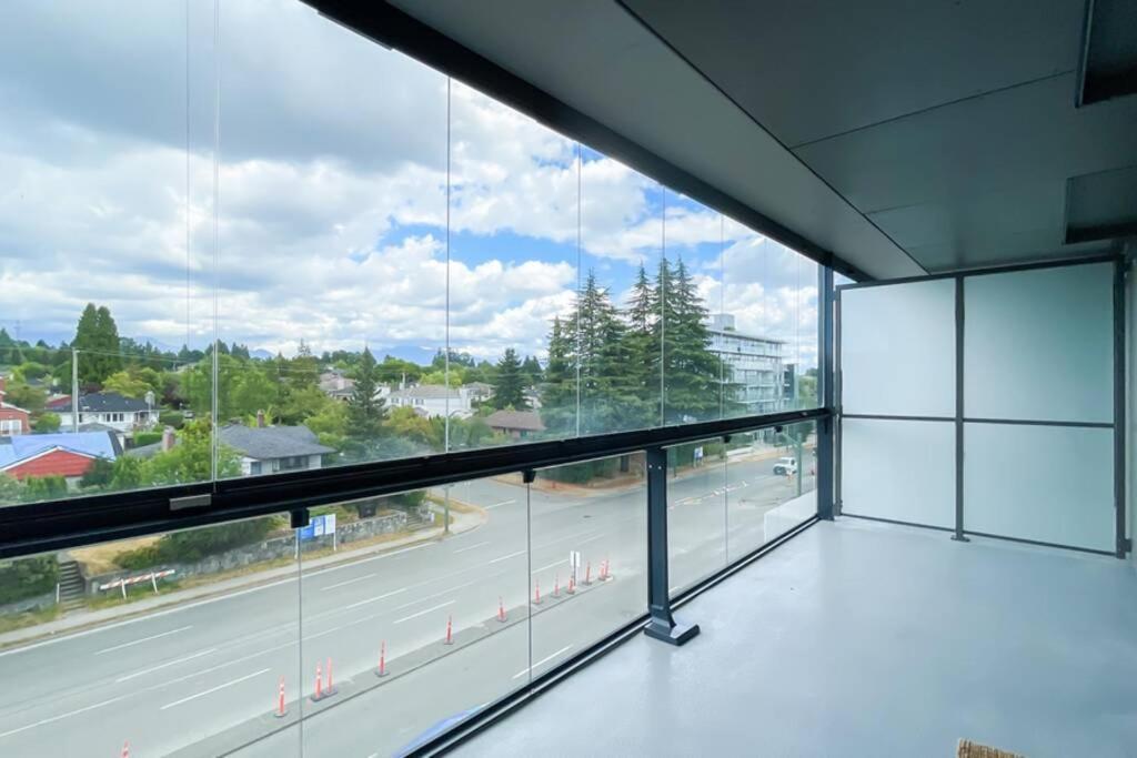 Spacious New Apartment With Working Space@Oakridge Ванкувер Экстерьер фото