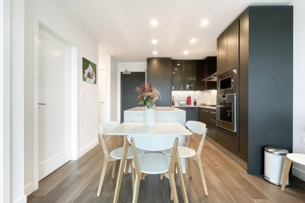 Spacious New Apartment With Working Space@Oakridge Ванкувер Экстерьер фото