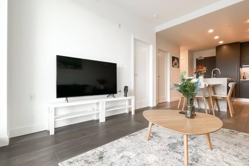Spacious New Apartment With Working Space@Oakridge Ванкувер Экстерьер фото